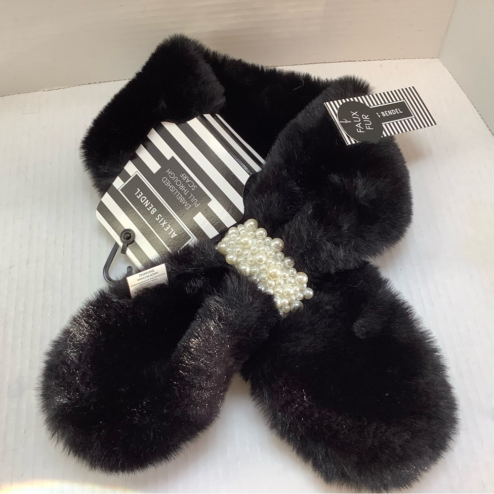 NWT Alexis Bendel Faux Fur Pull Through Scarf with Pearl Embellishment FS4